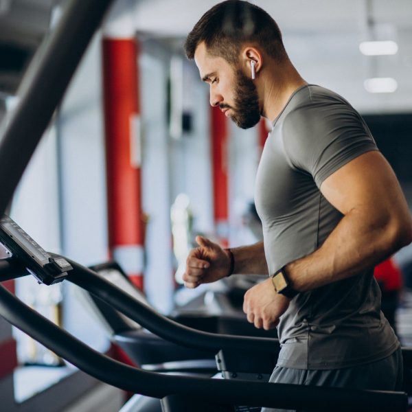 uomo-forte-allenamento-in-palestra_1303-23876